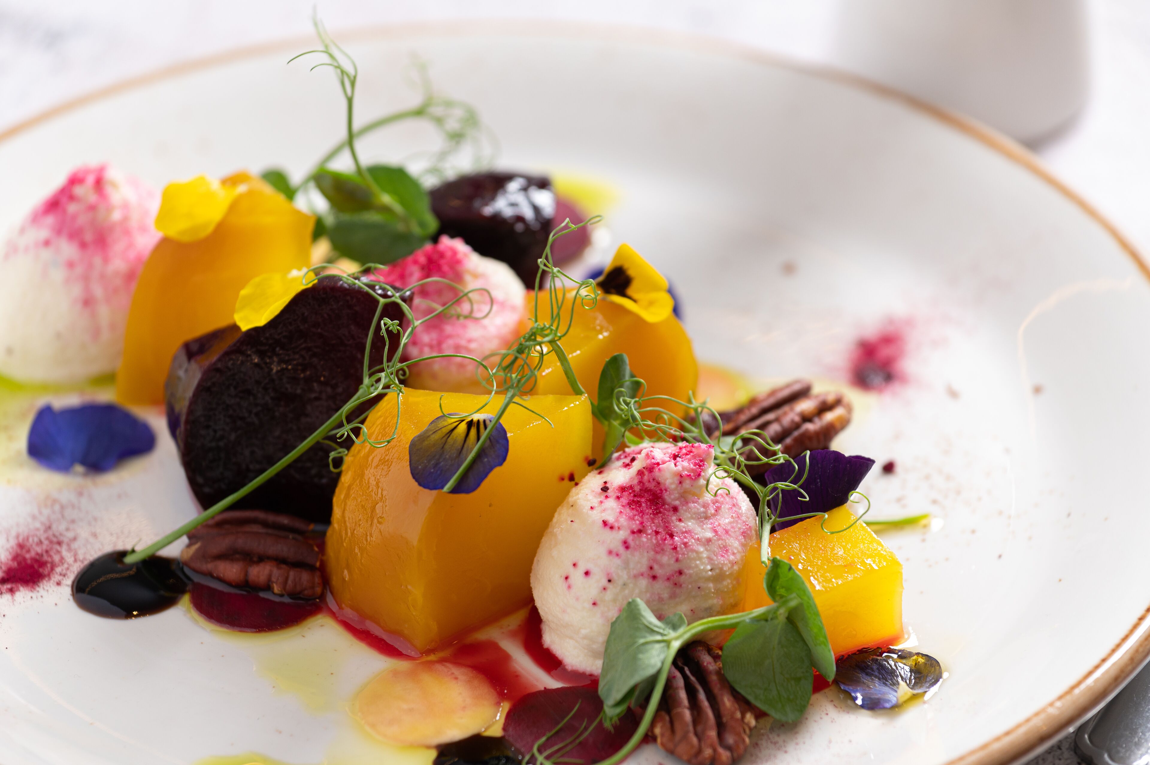 Une assiette remplie d’aliments colorés, comprenant divers fruits et légumes.