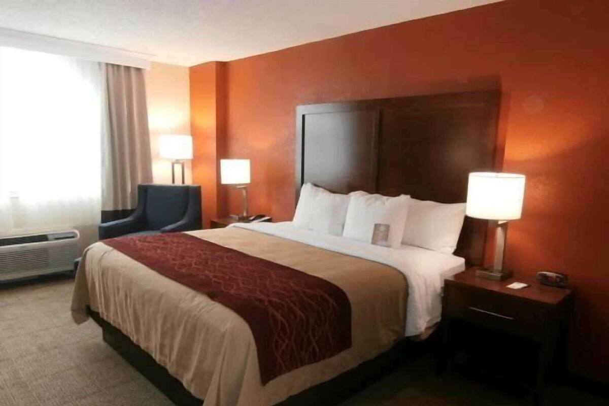 In-room safe, desk, laptop workspace, iron/ironing board
