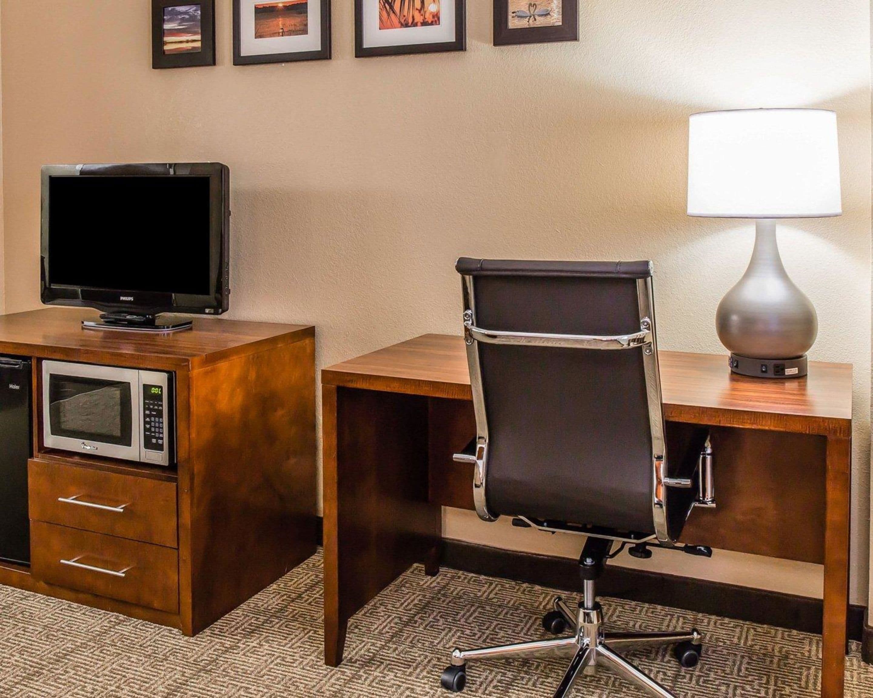 standard room, 1 king bed, non smoking | in-room safe, desk, laptop workspace, iron/ironing board