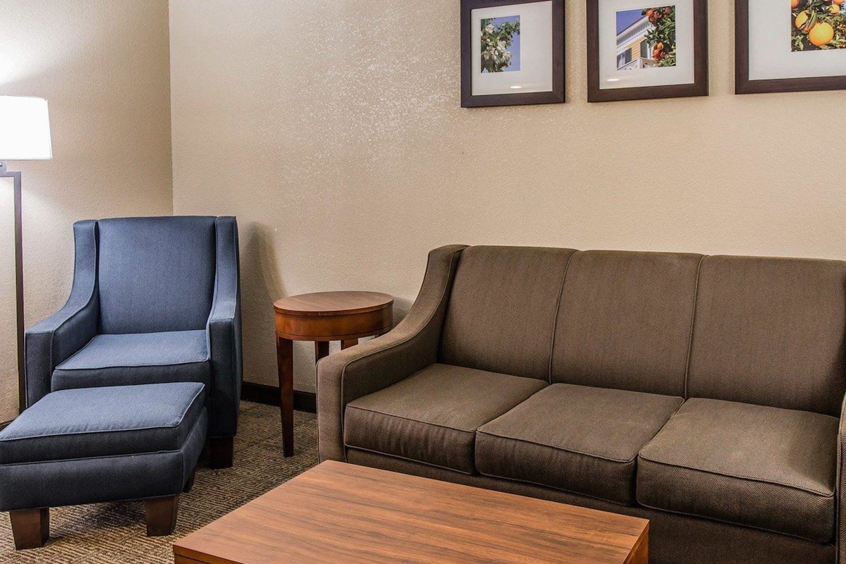 Zimmersafe, Schreibtisch, laptopgeeigneter Arbeitsplatz