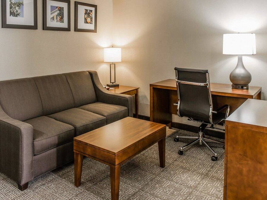 Pengeskab på værelset, skrivebord, arbejdsområde til bærbare computere