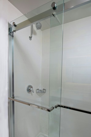 Tina con regadera, amenidades de baño gratuitas, secadora de cabello