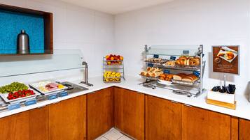 Petit déjeuner en libre-service compris tous les jours