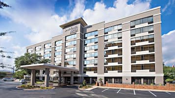 Welcome to Springhill Sites, a hotel with a symmetrical facade and standard room layout.