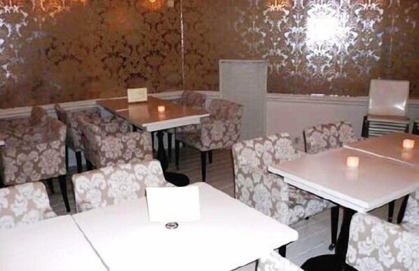 Serveert ontbijt, lunch en diner