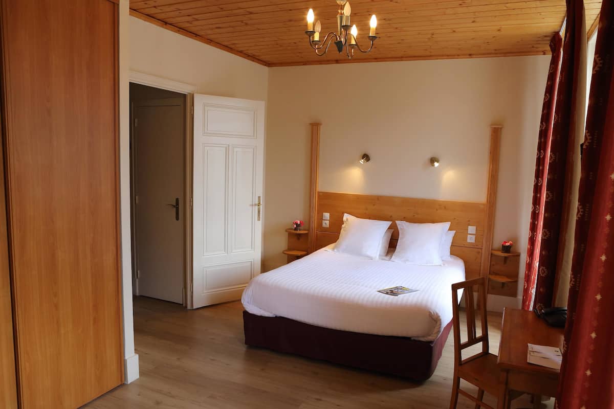 Superior-Zimmer, 1 Queen-Bett, Nichtraucher | Schreibtisch, kostenloses WLAN, Bettwäsche, Wecker