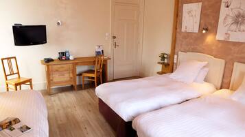 Een bureau, gratis wifi, beddengoed, een wekker