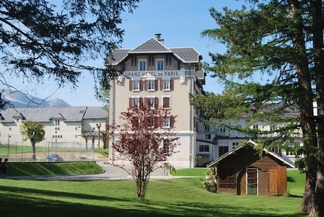 Escritorio, wifi gratis, ropa de cama y despertador