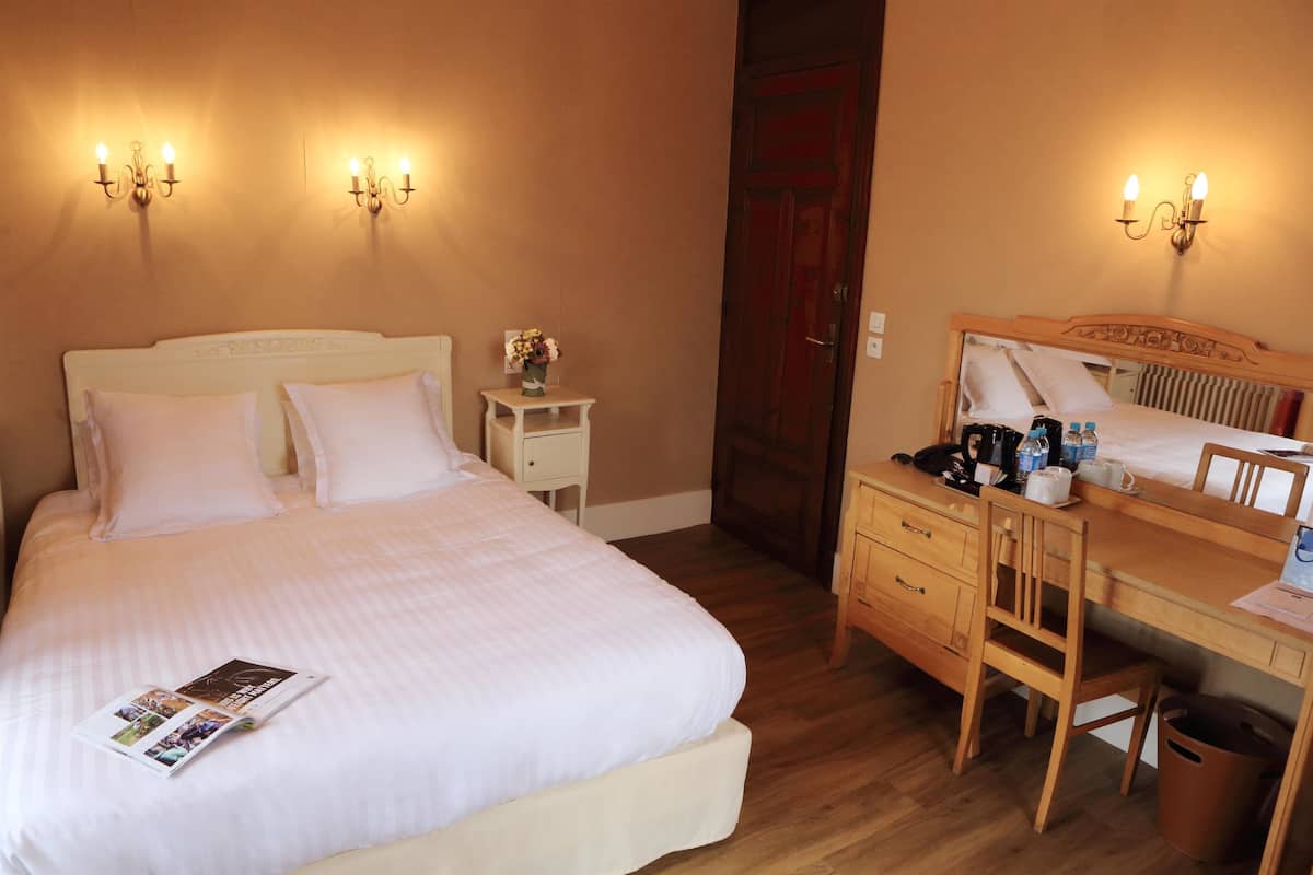 Standardzimmer, 1 Queen-Bett, Nichtraucher | Schreibtisch, kostenloses WLAN, Bettwäsche, Wecker