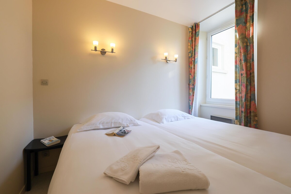 Escritorio, wifi gratis, despertador y ropa de cama 