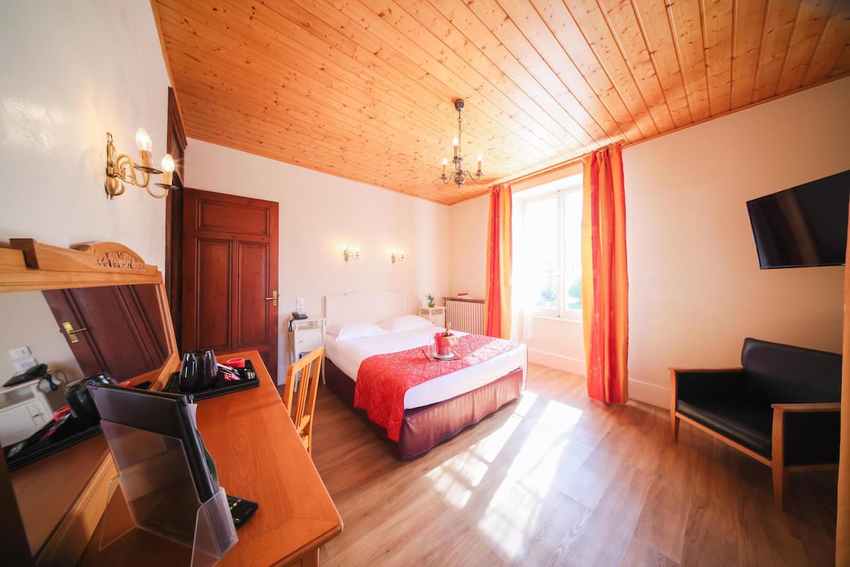 Superior Room, 1 Queen Bed, Non Smoking | Desk, free WiFi, bed sheets, alarm clocks