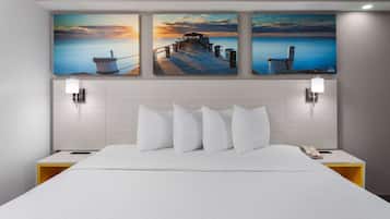 Escritorio, espacio para trabajar con laptop y cortinas blackout