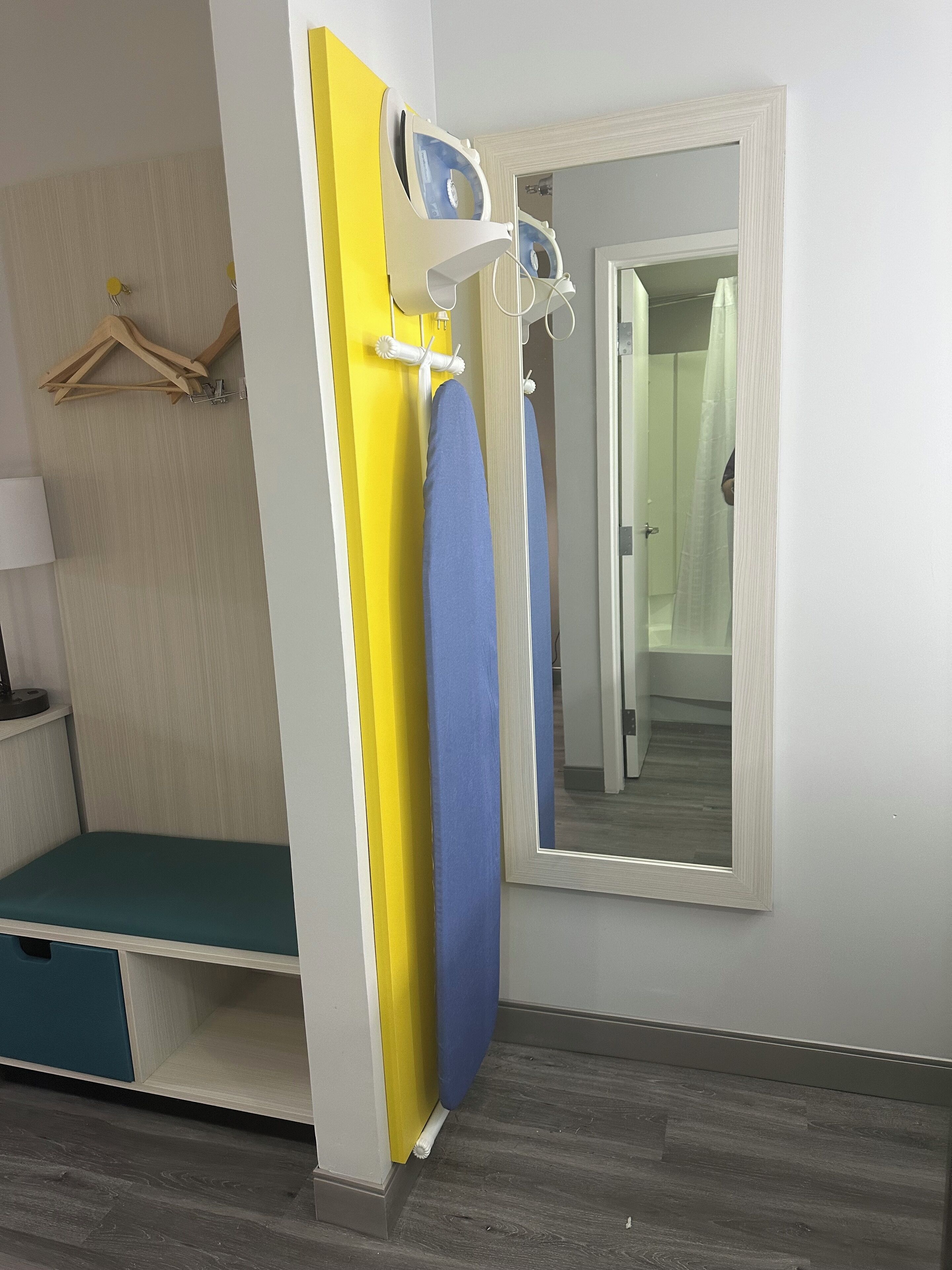 Combined shower/tub, free toiletries, hair dryer, towels
