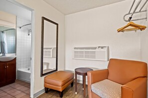 標準客房, 2 張加大雙人床 | 熨斗/熨衣板、免費搖籃/嬰兒床、折疊床/加床、免費無線上網