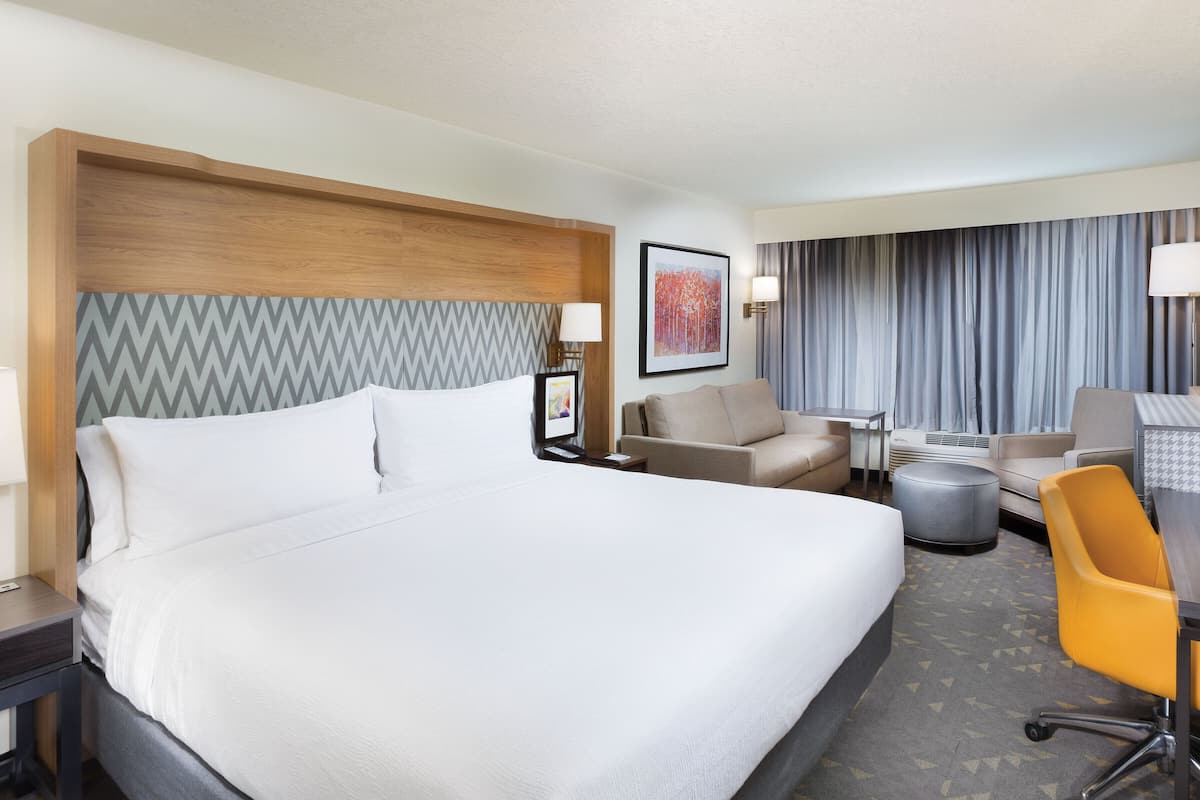 1 bedroom, hypo-allergenic bedding, desk, laptop workspace