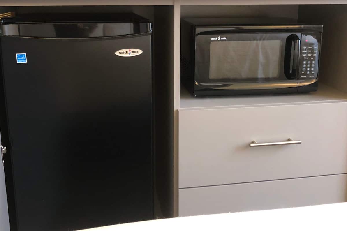 1 bedroom, hypo-allergenic bedding, desk, laptop workspace