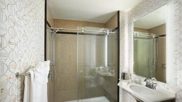 Combined shower/tub, free toiletries, hair dryer, towels