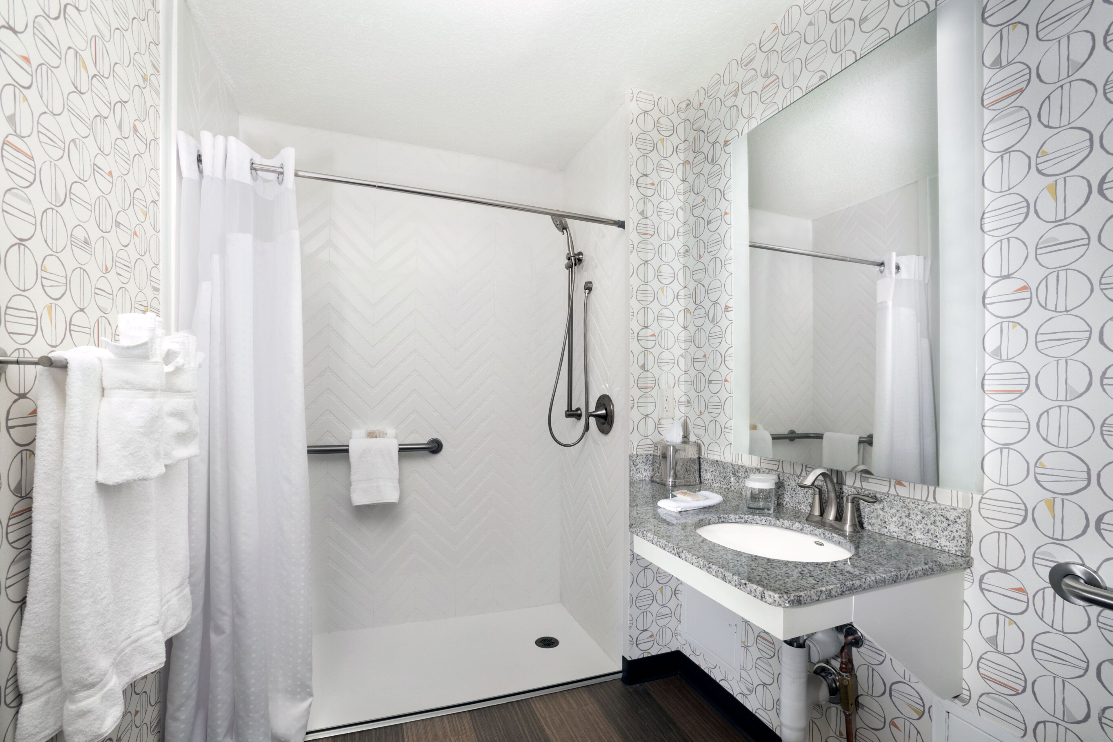 Combined shower/tub, free toiletries, hair dryer, towels