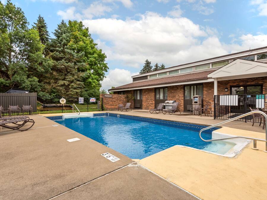 Een seizoensgebonden buitenzwembad