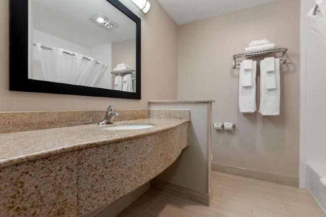 Combined shower/tub, free toiletries, hair dryer, towels