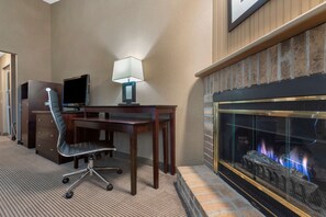 客房内保险箱、办公桌、笔记本电脑工作区、遮光窗帘