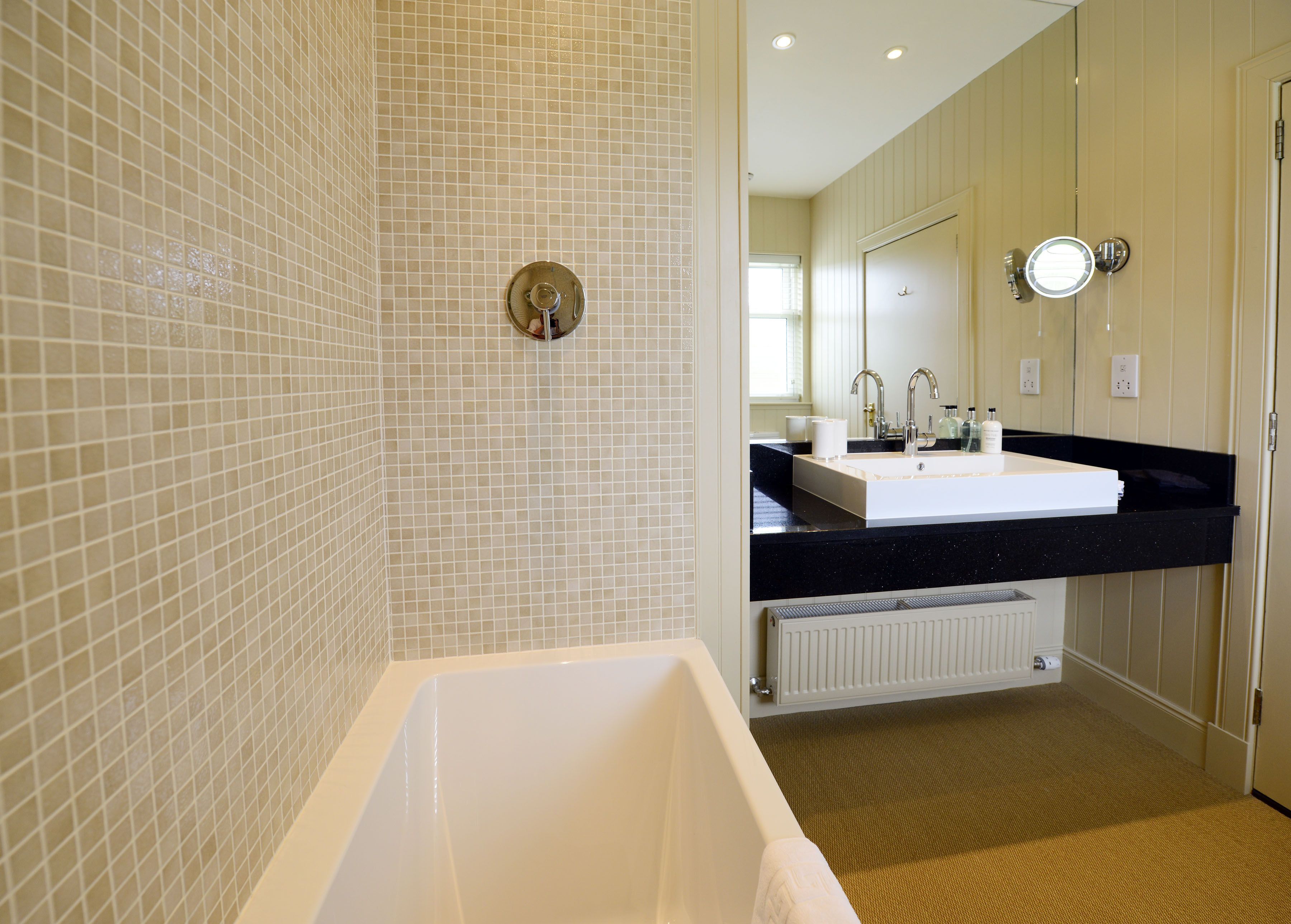 executive room | bathroom | combined shower/bathtub, free toiletries, hair dryer, bathrobes