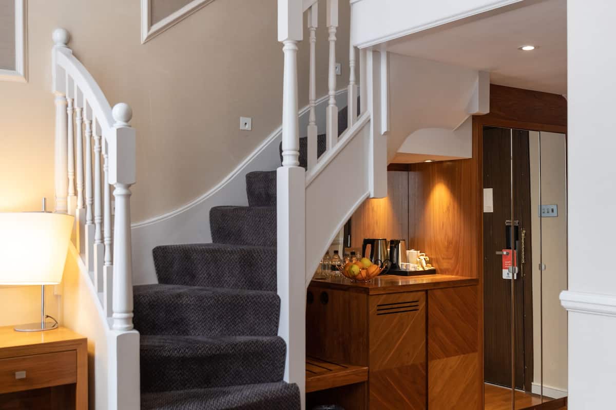 Svit - 1 queensize-säng - icke-rökare (with Sofabed) | 1 sovrum, värdeförvaringsskåp på rummet och skrivbord