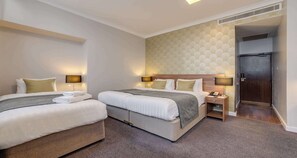 Superior kamer, 1 queensize bed, niet-roken (with Single Sofabed) | Een kluis op de kamer, een bureau, een strijkplank/strijkijzer