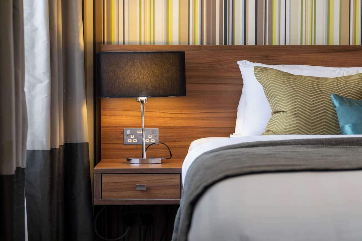 Standardrum - 1 dubbelsäng - icke-rökare (Small Room) | 1 sovrum, värdeförvaringsskåp på rummet och skrivbord