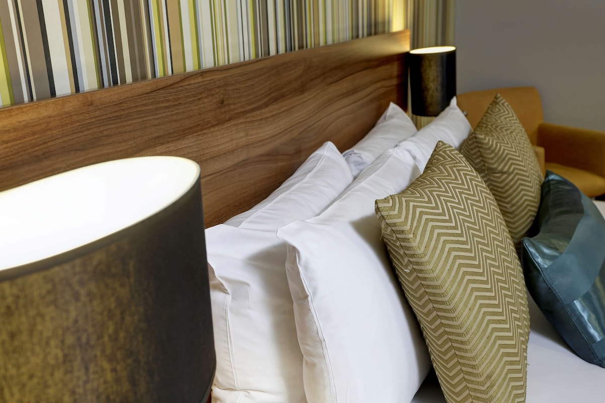 Habitación estándar, 1 cama doble, no fumadores (Small Room) | Caja fuerte, escritorio, tabla de planchar con plancha y cunas gratuitas