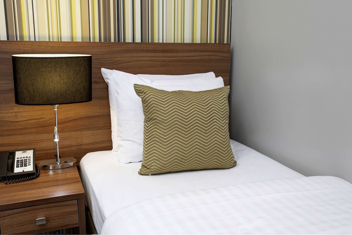 Habitación estándar, 1 cama individual, no fumadores | Caja fuerte, escritorio, tabla de planchar con plancha y cunas gratuitas