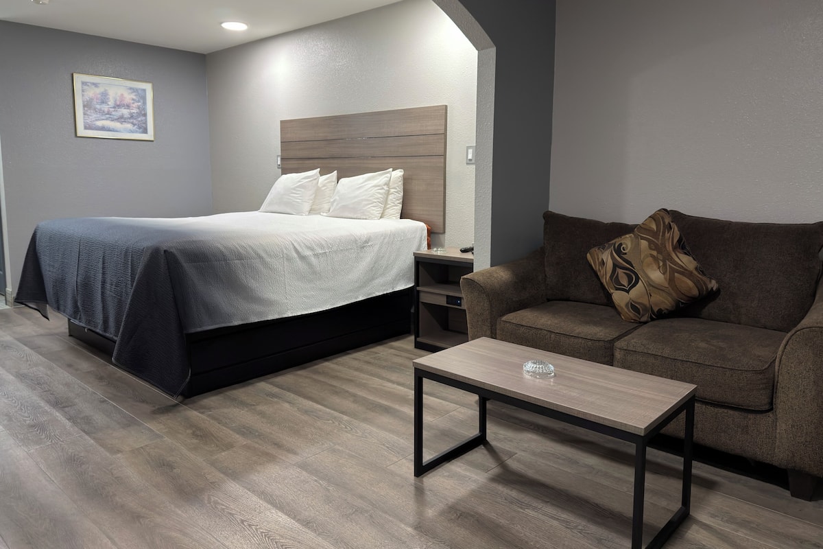 Room, 1 King Bed, Smoking | Desk, iron/ironing board, rollaway beds, free WiFi