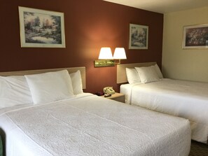 Escritorio, tabla de planchar con plancha y camas plegables/adicionales 