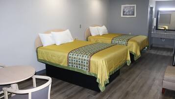 Escriptori, planxa i posts de planxar i llits addicionals