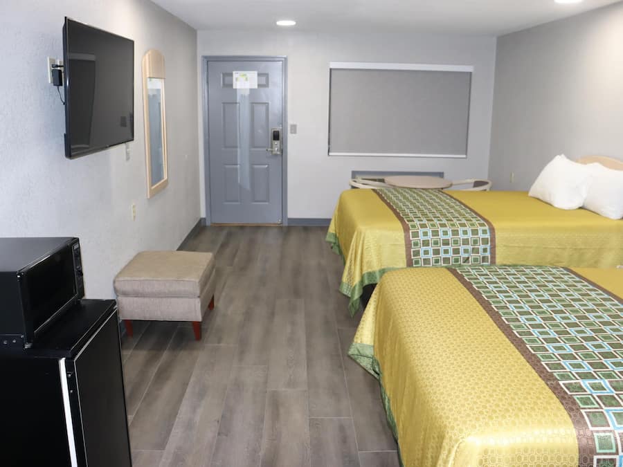 Escritorio, tabla de planchar con plancha y camas plegables/adicionales