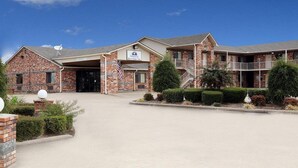 Un edificio de ladrillo con un letrero que dice 'Americans Best Value Inn'.