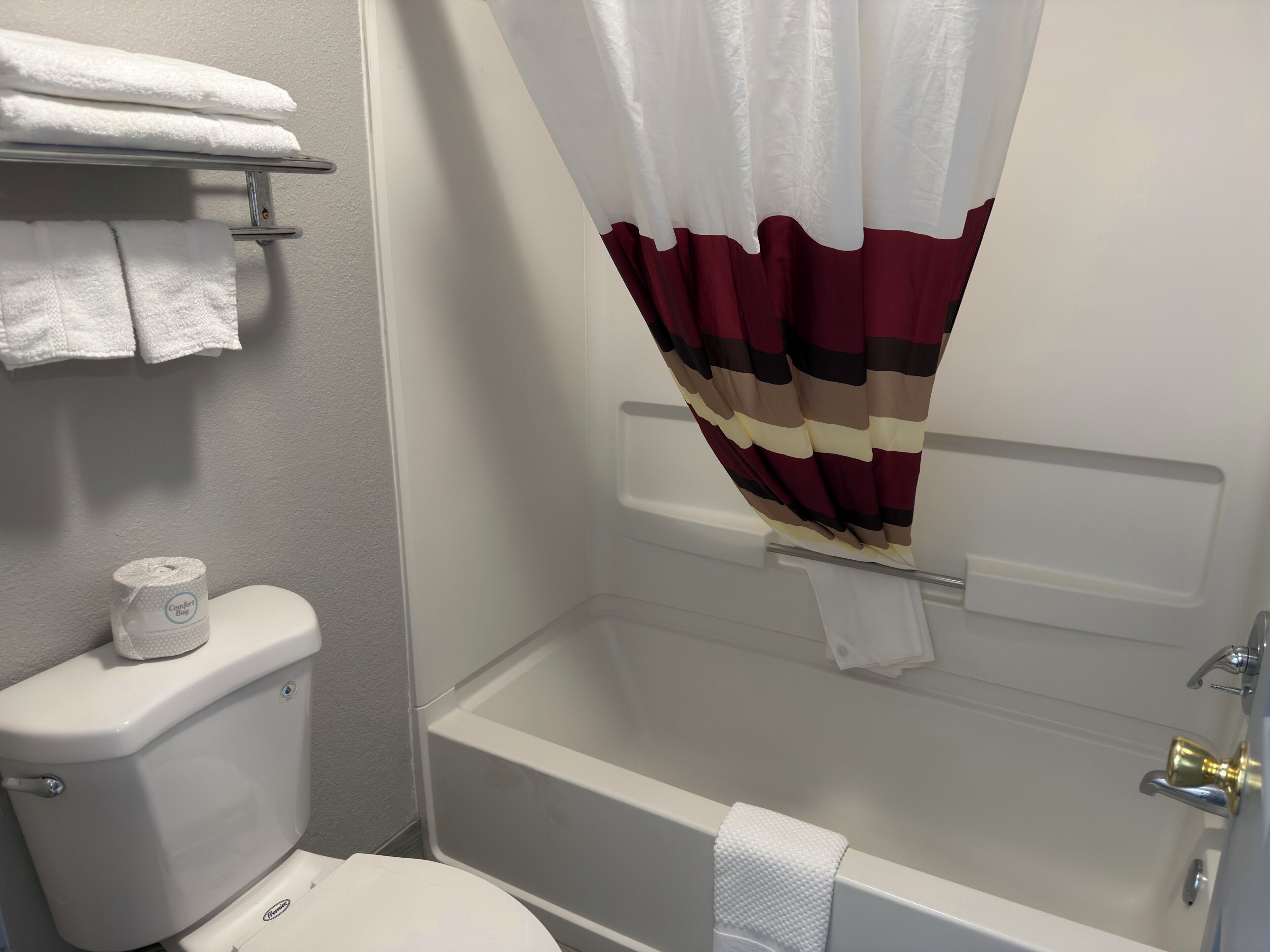 Kombination af bruser/badekar, gratis toiletartikler, hårtørrer