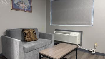 Schreibtisch, BĂŒgeleisen/BĂŒgelbrett, Zustellbetten, kostenloses WLAN