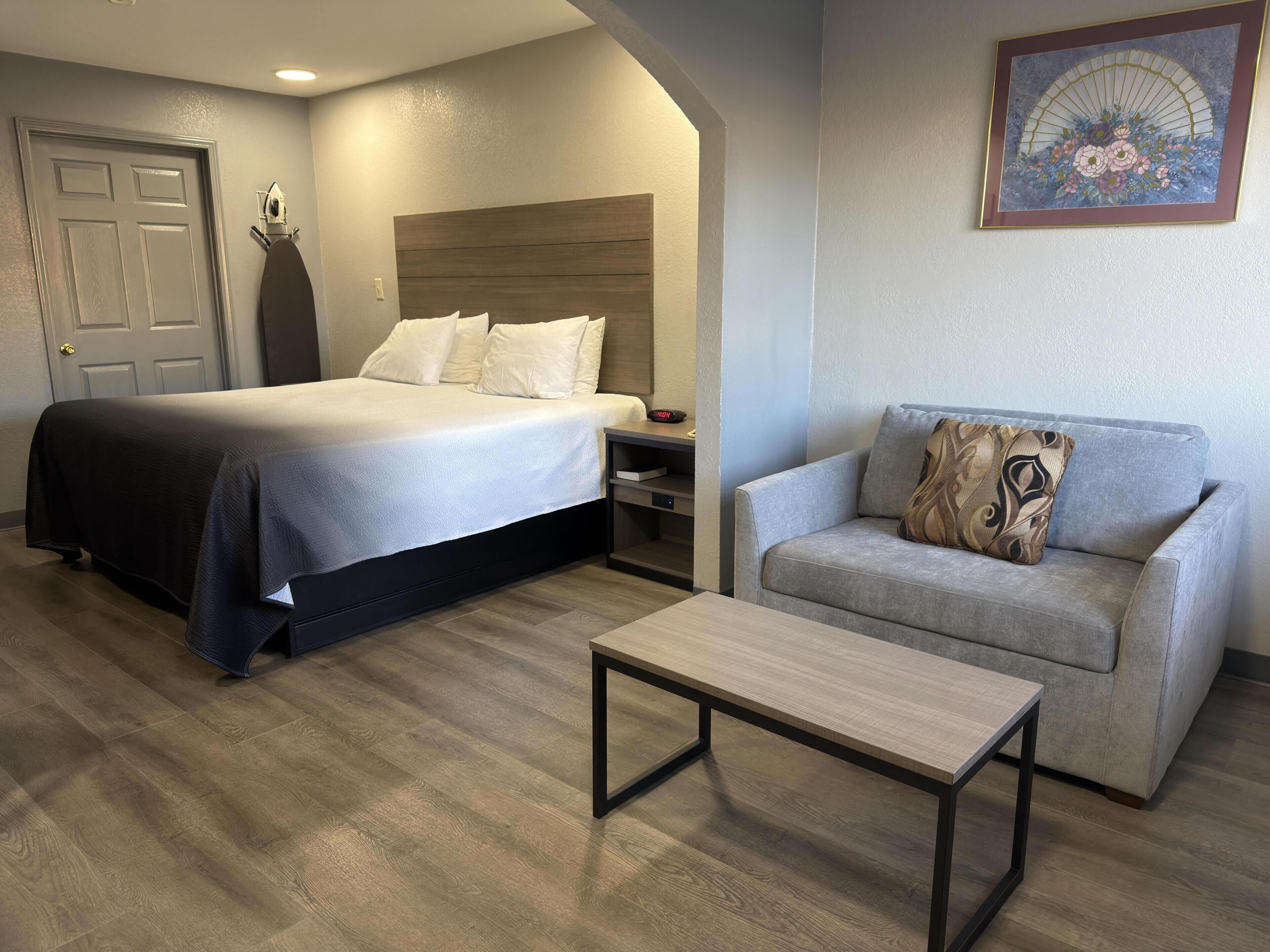 Room, 1 King Bed, Non Smoking | Desk, iron/ironing board, rollaway beds, free WiFi