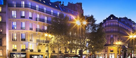 Un edificio histórico con múltiples balcones y una fachada clásica.