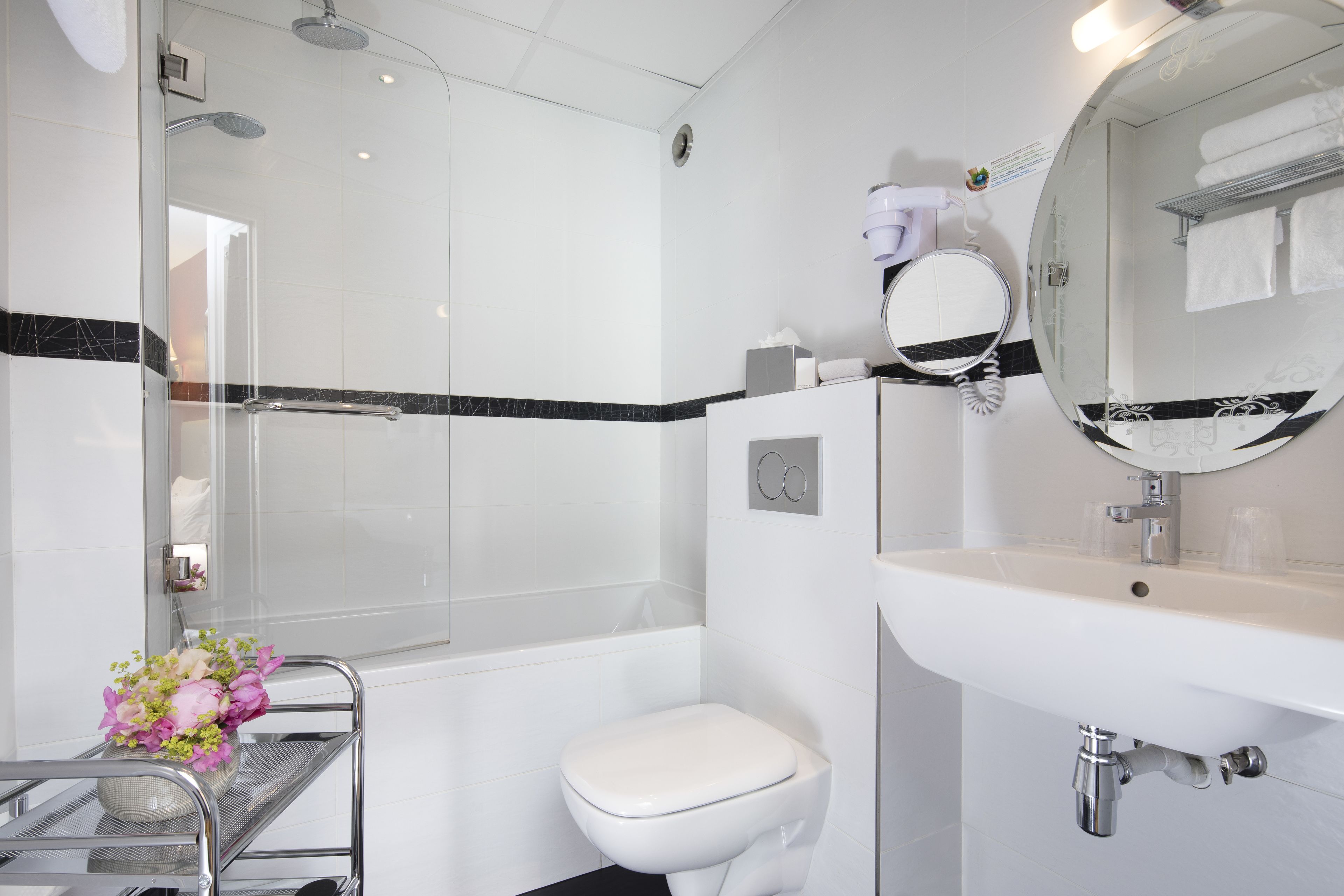 executive triple room (3 persons) | bathroom | combined shower/bathtub, deep-soaking bathtub, hair dryer, bathrobes