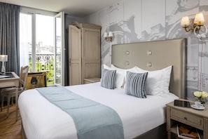Executive Double Room | Premium bedding, minibar, in-room safe, desk - Hotel Plaza Elysées (Paris)