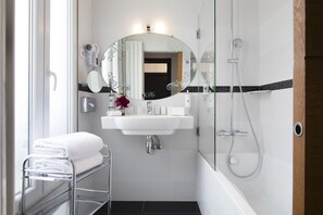 Executive Double Room | Bathroom | Combined shower/tub, deep soaking tub, hair dryer, bathrobes - Hotel Plaza Elysées (Paris)