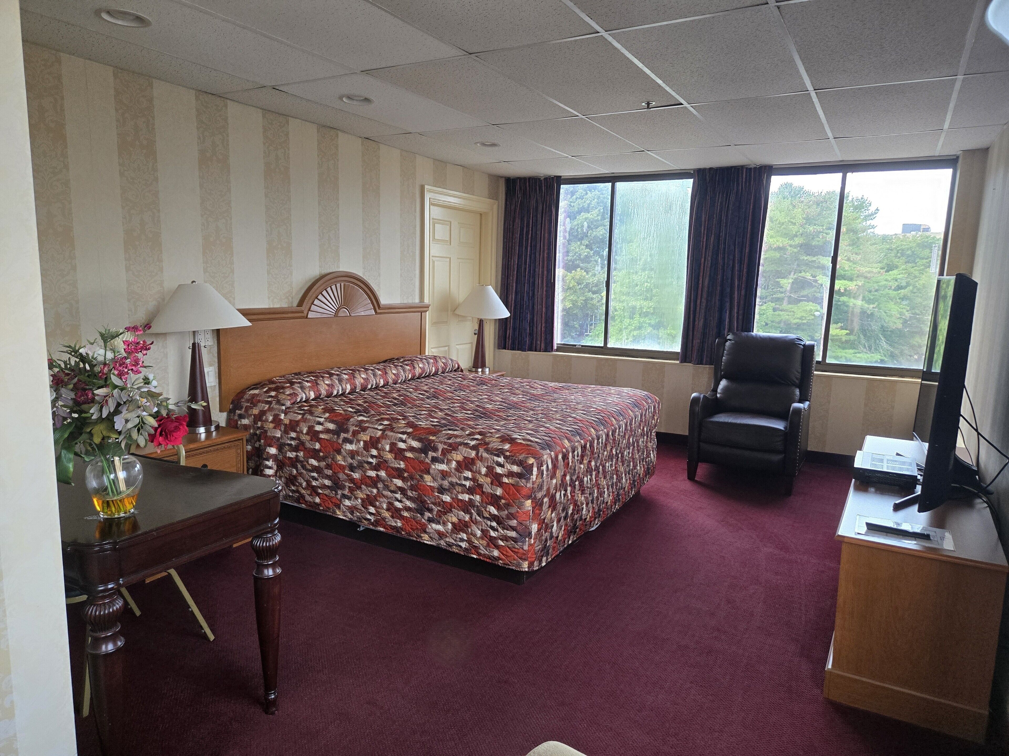 standard room, 1 king bed, non smoking | desk, soundproofing, iron/ironing board, cots/infant beds