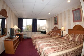 Chambre Standard, 2 grands lits | Bureau, chambres insonorisées, fer et planche à repasser