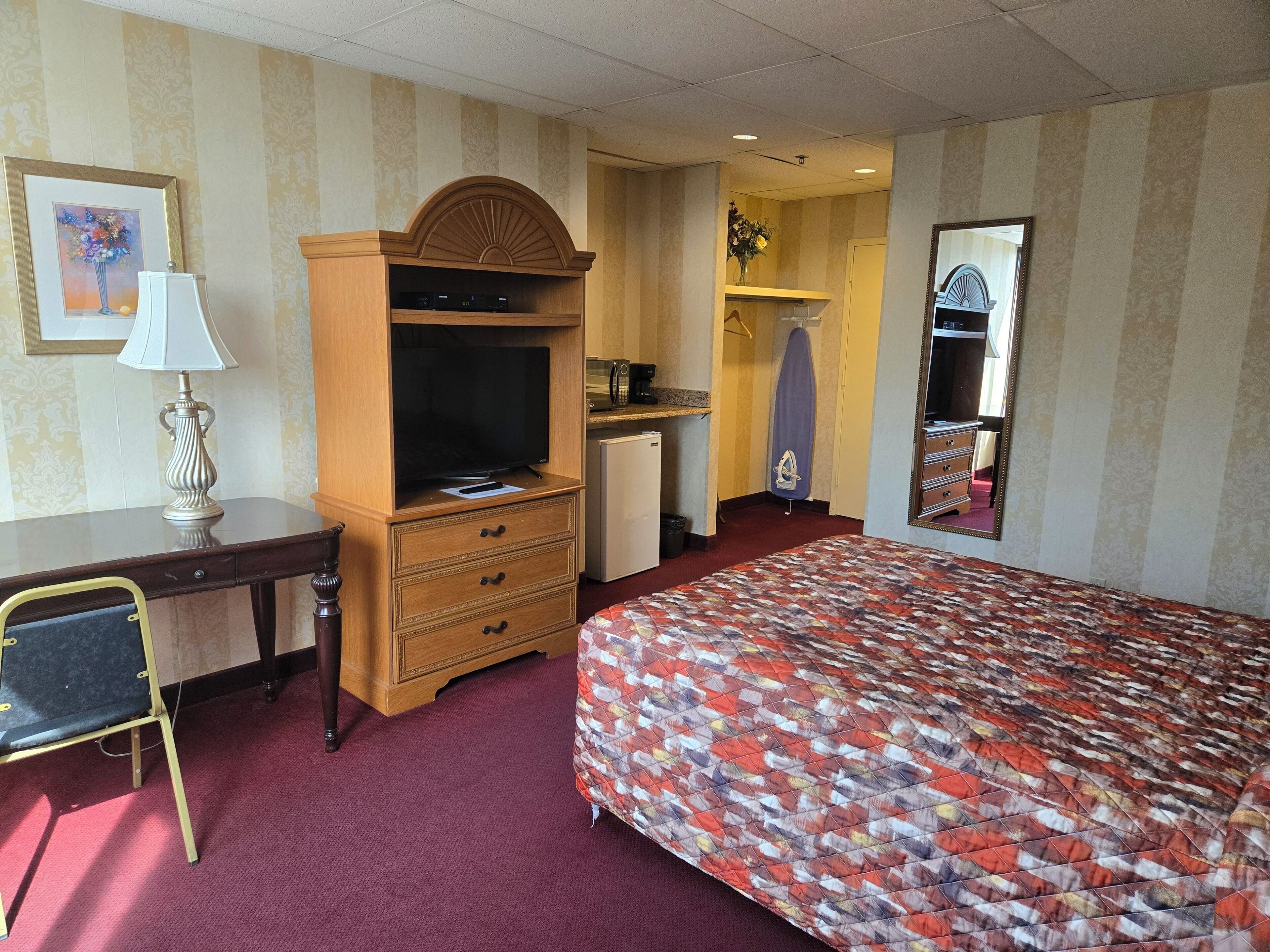 standard room, 1 queen bed, non smoking | desk, soundproofing, iron/ironing board, cots/infant beds