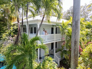 Garden | Egyptian cotton sheets, premium bedding, Tempur-Pedic beds, in-room safe - The Gardens Hotel (Key West)