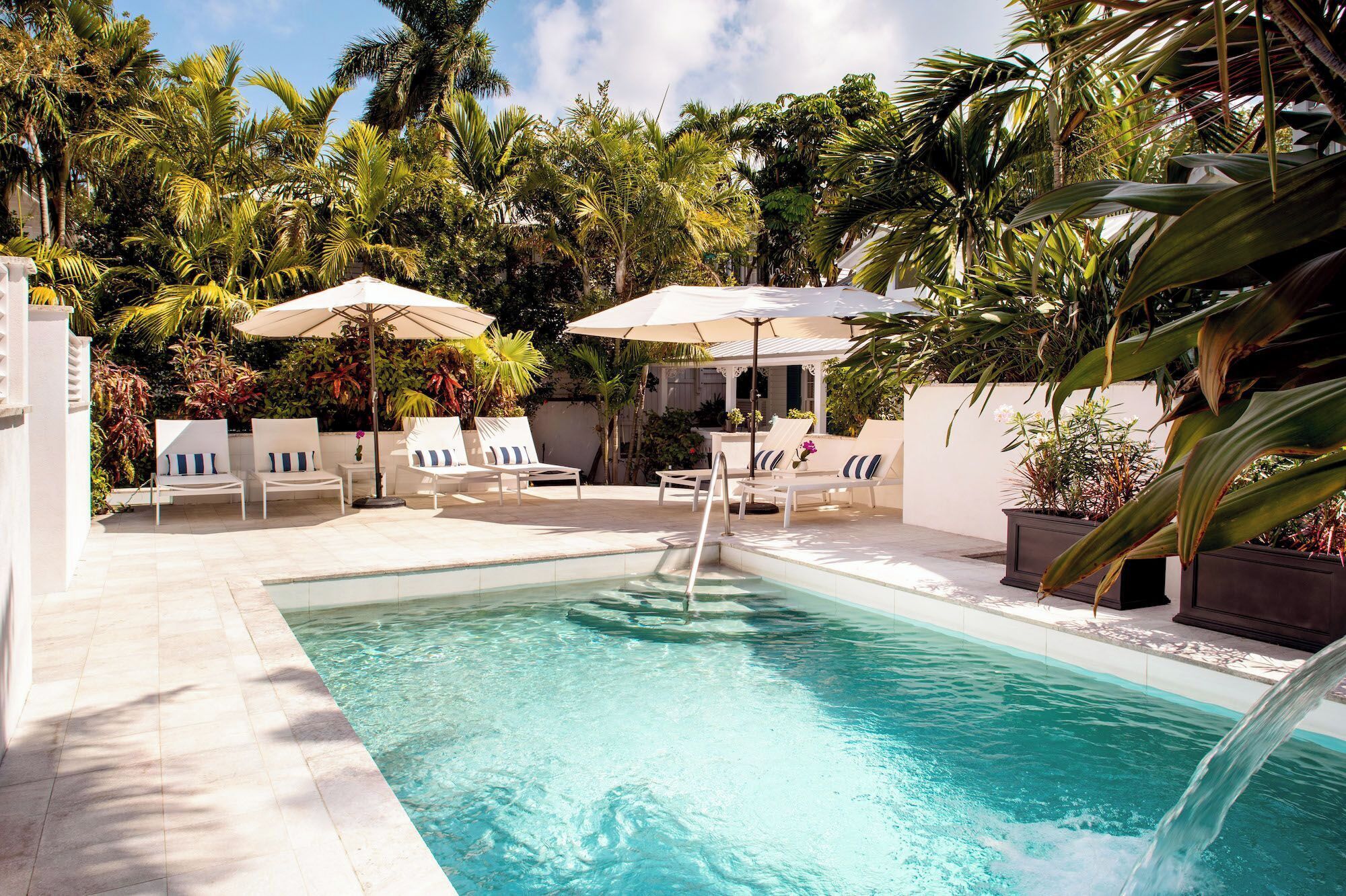 2 من حمّامات السباحة الخارجية، مظلات على حمّام السباحة، مقاعد للتشمس