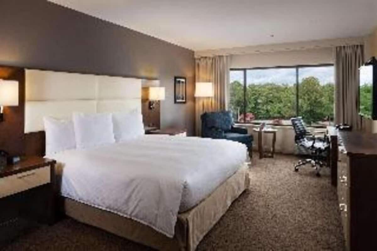 Zimmersafe, Schreibtisch, laptopgeeigneter Arbeitsplatz