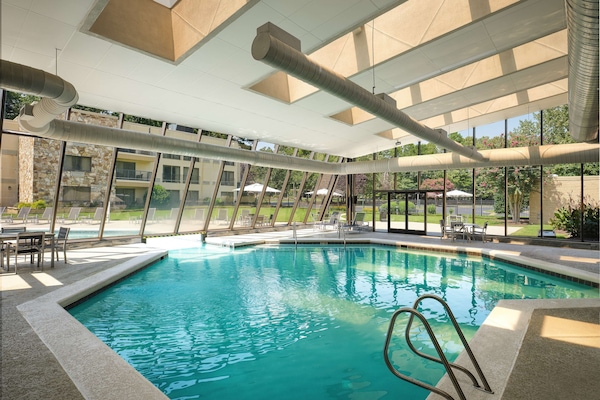 Inomhuspool, en säsongsöppen utomhuspool, parasoller och solstolar